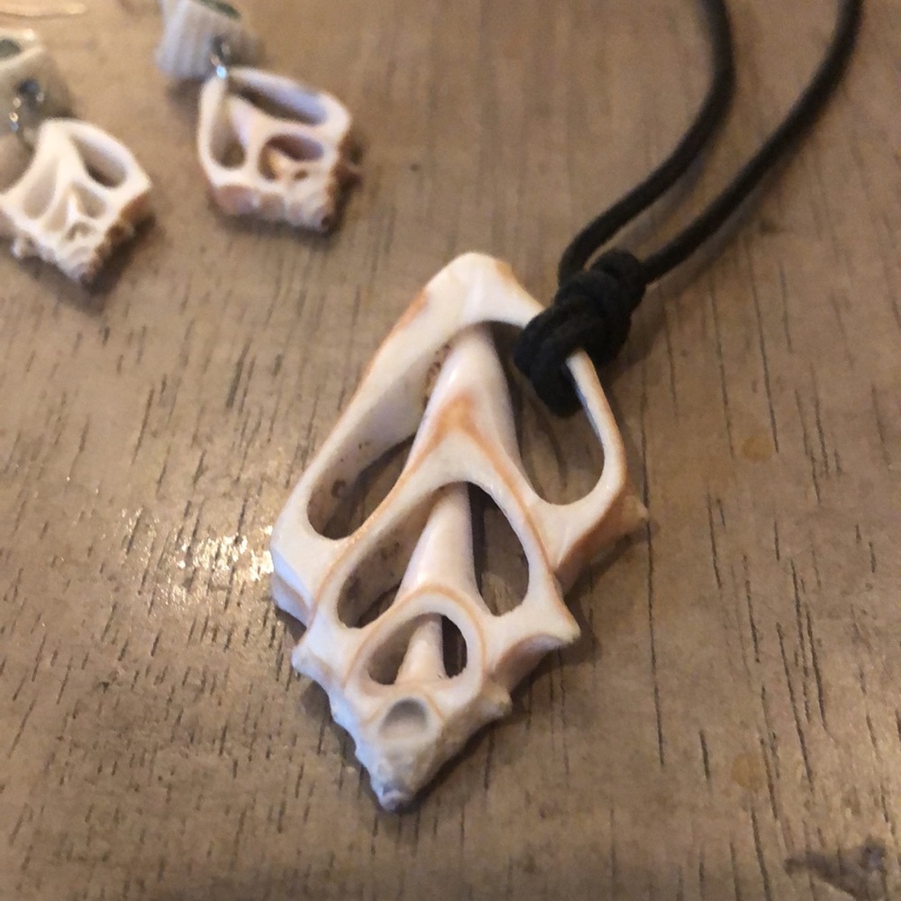 Shell necklace & earrings - Picture 3 of 7